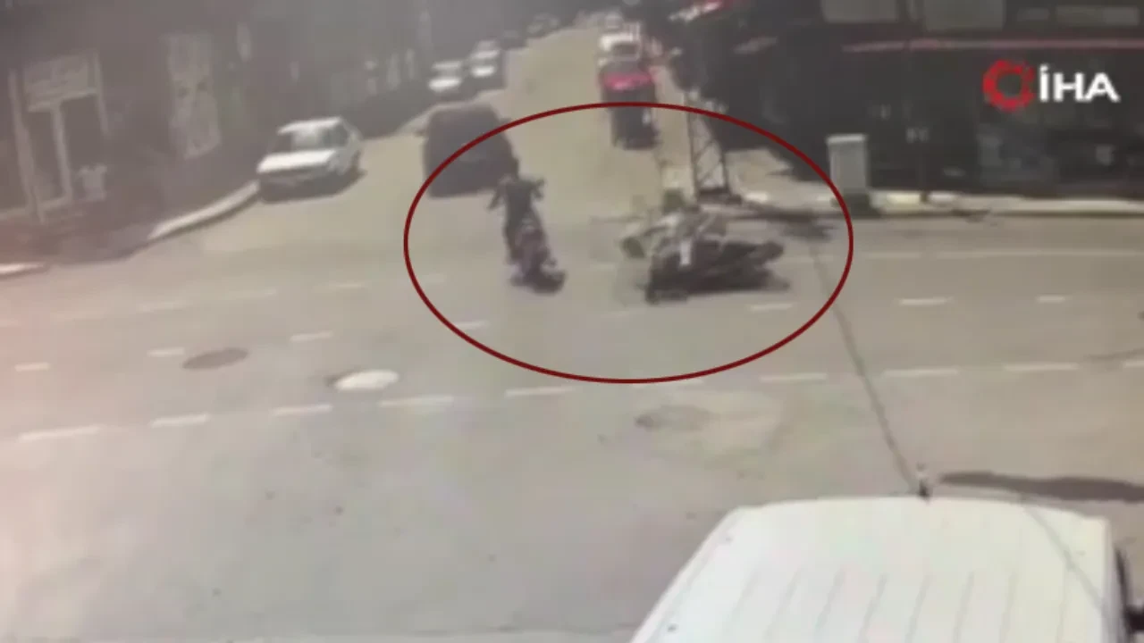 Motosikletli metrelerce sürüklendi! O anlar kamerada
