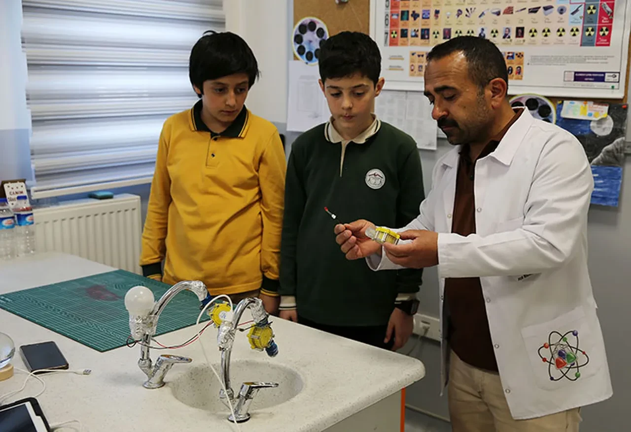 Musluktan akan suyla elektrik üreten jeneratör geliştirdiler