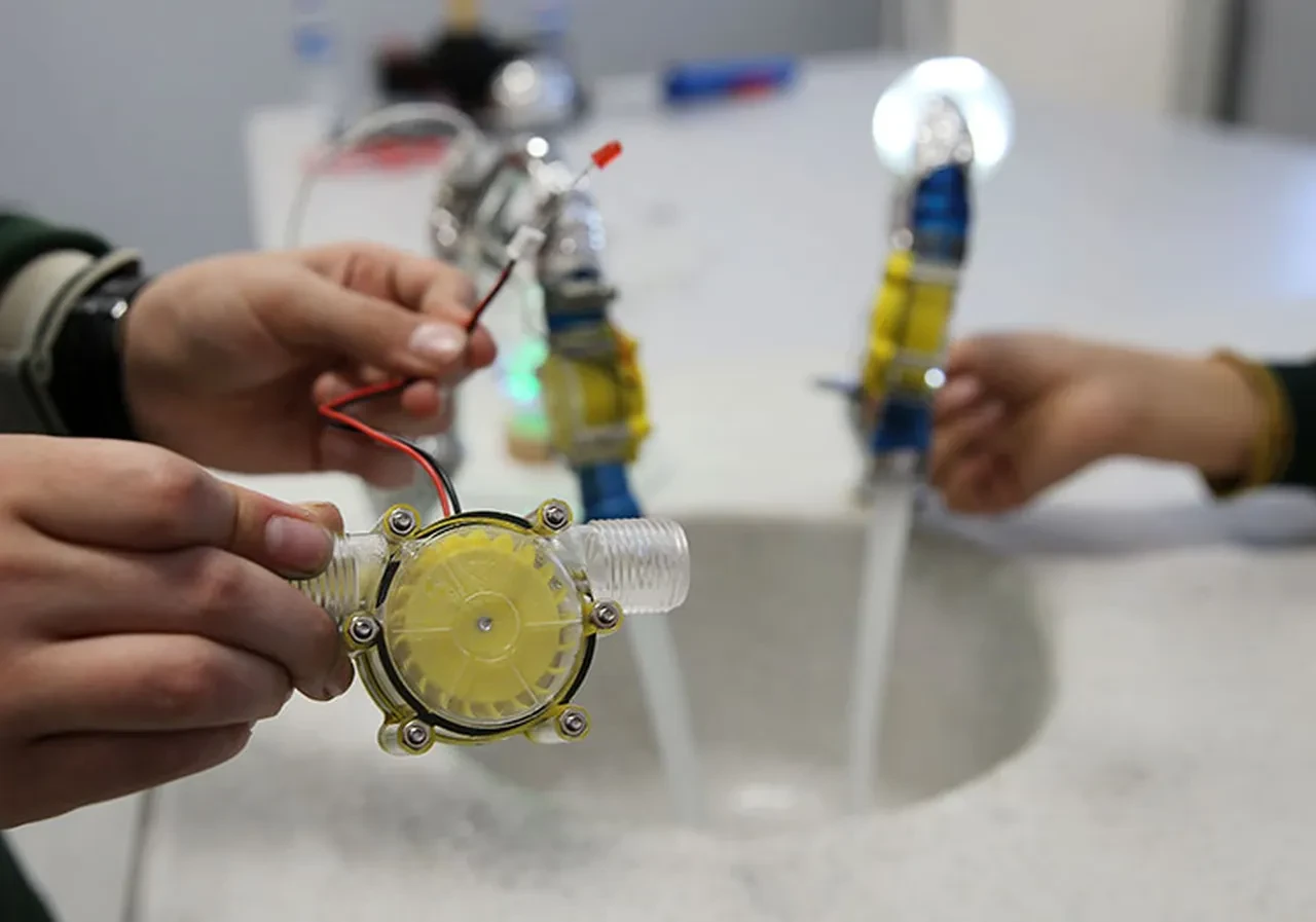 Musluktan akan suyla elektrik üreten jeneratör geliştirdiler