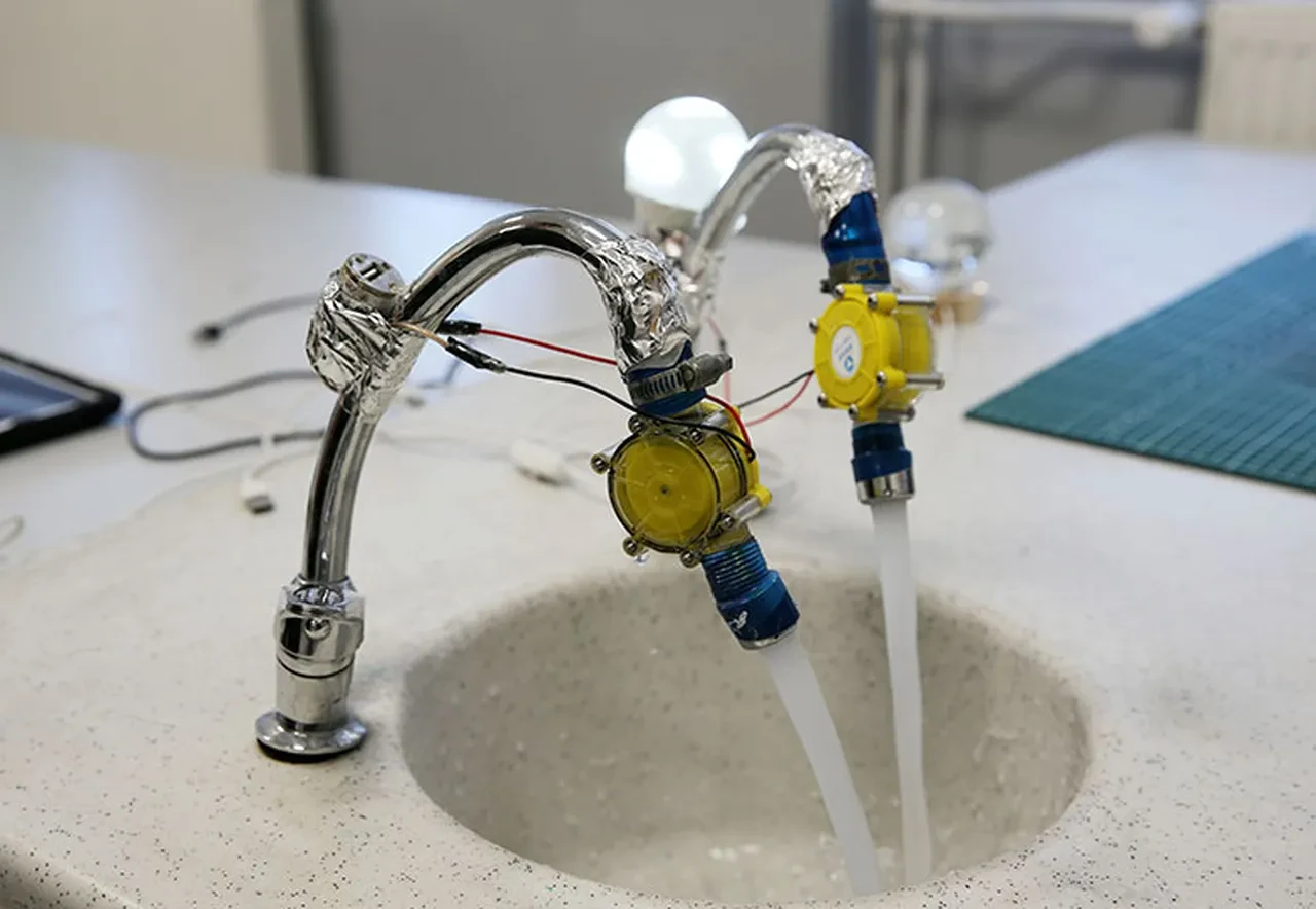 Musluktan akan suyla elektrik üreten jeneratör geliştirdiler