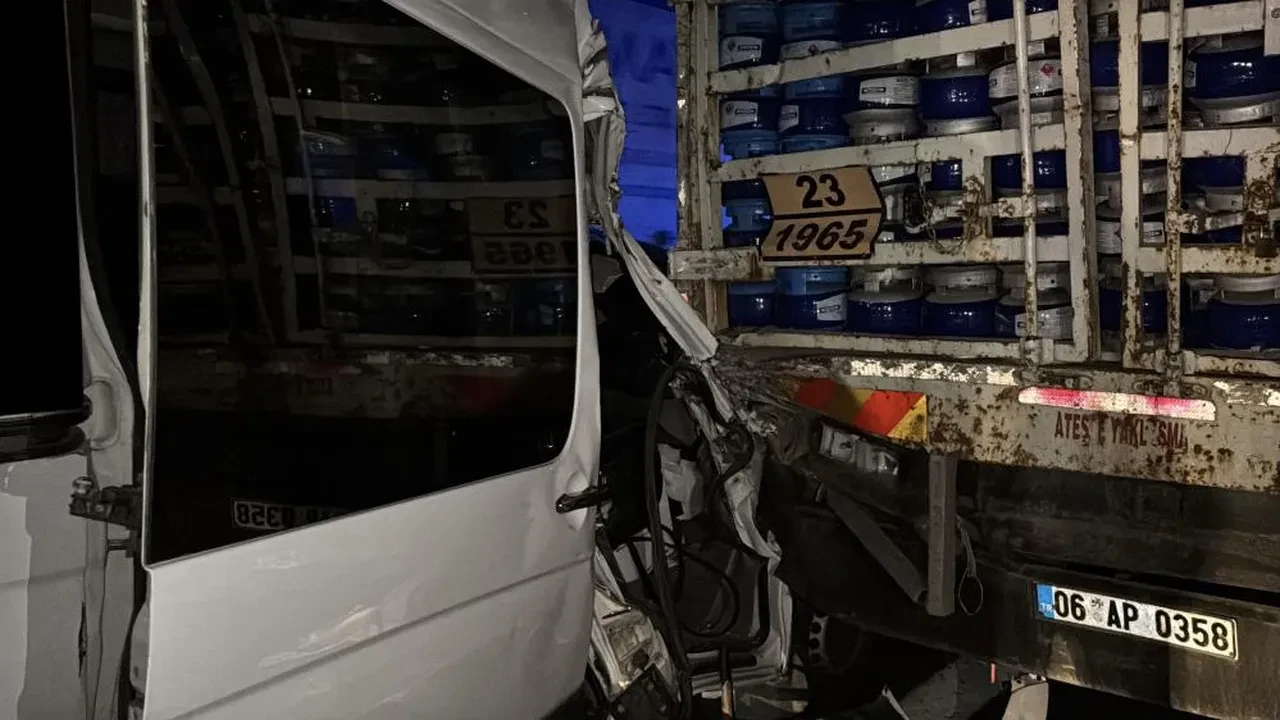 TEM'de can pazarı! Yolcu minibüsü tüp yüklü kamyona çarptı: 16 yaralı