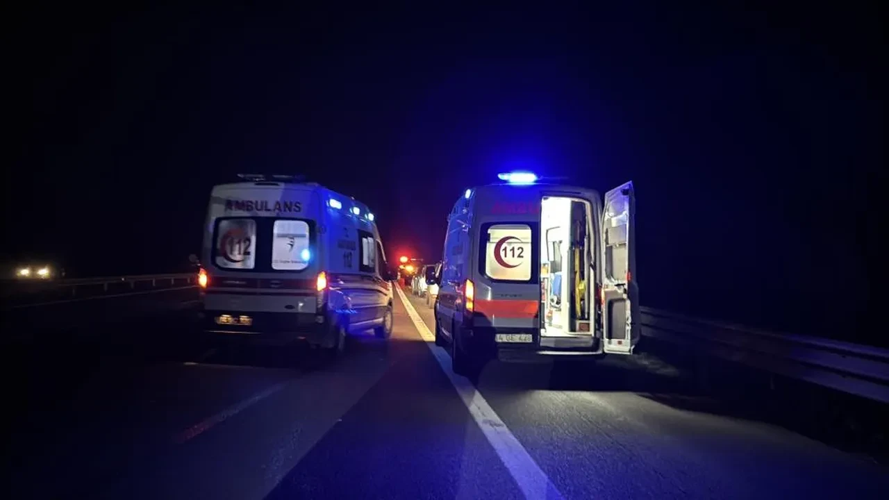 TEM'de can pazarı! Yolcu minibüsü tüp yüklü kamyona çarptı: 16 yaralı