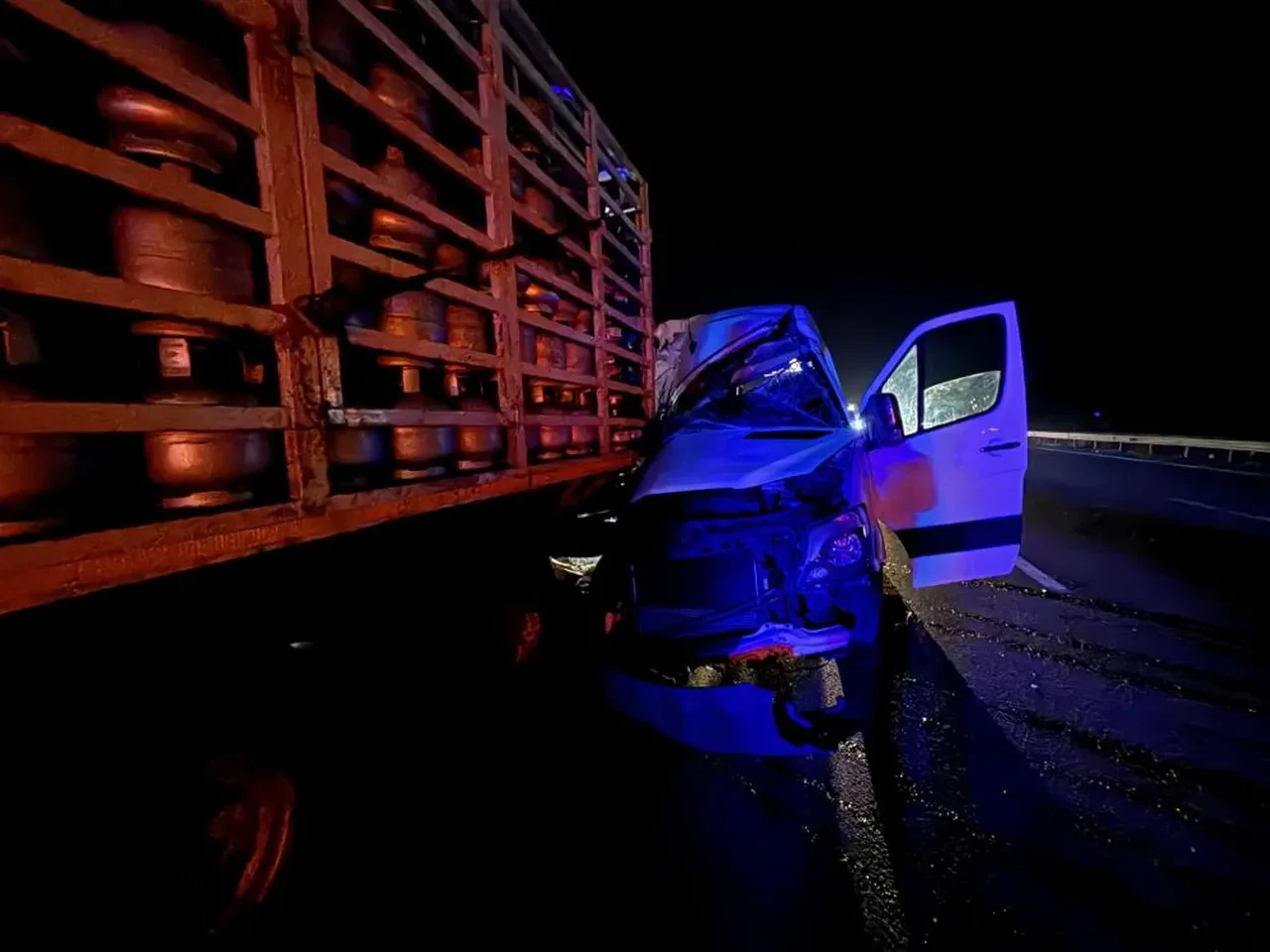 TEM'de can pazarı! Yolcu minibüsü tüp yüklü kamyona çarptı: 16 yaralı