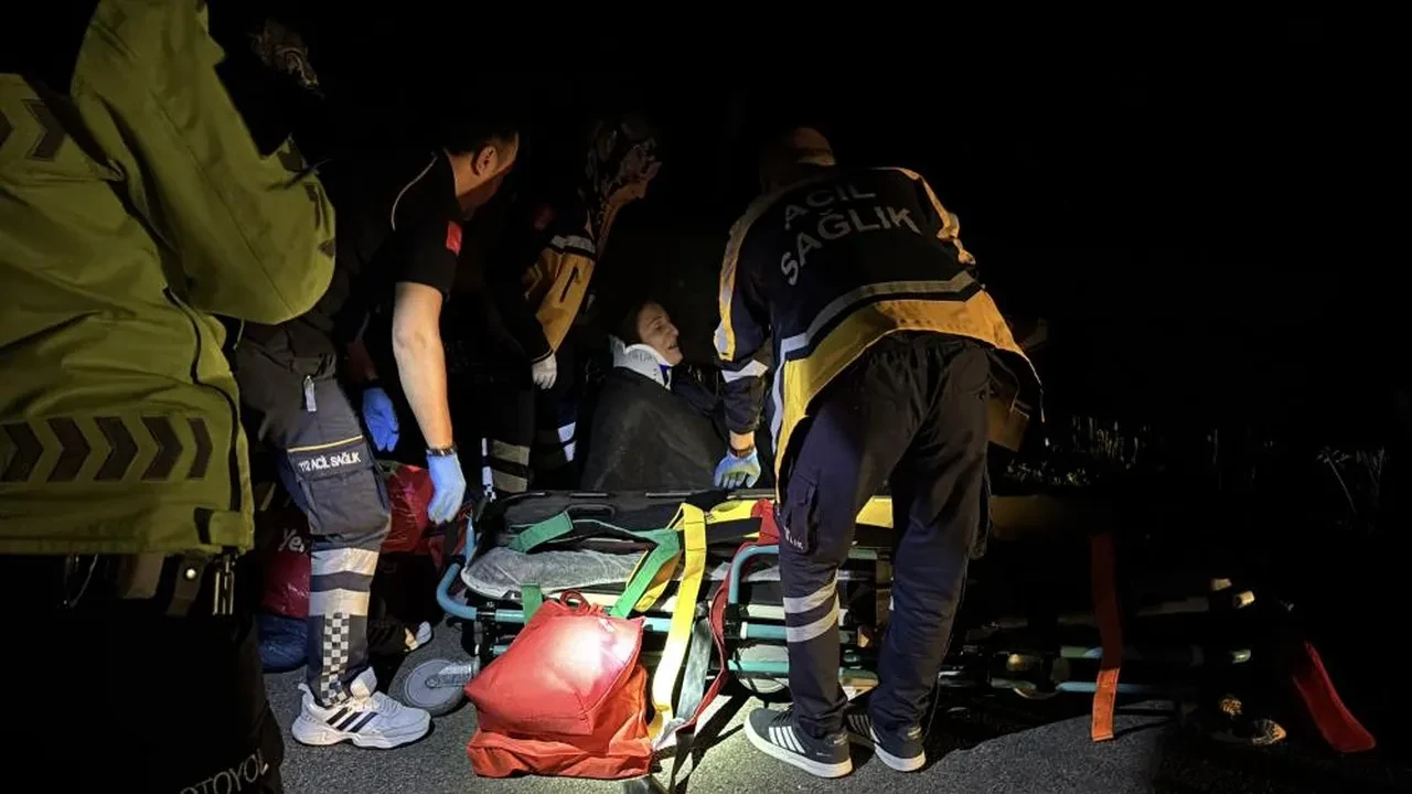 TEM'de can pazarı! Yolcu minibüsü tüp yüklü kamyona çarptı: 16 yaralı