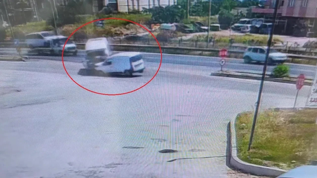 Tur aracıyla ticari araç kafa kafaya çarpıştı! Yaralılar var