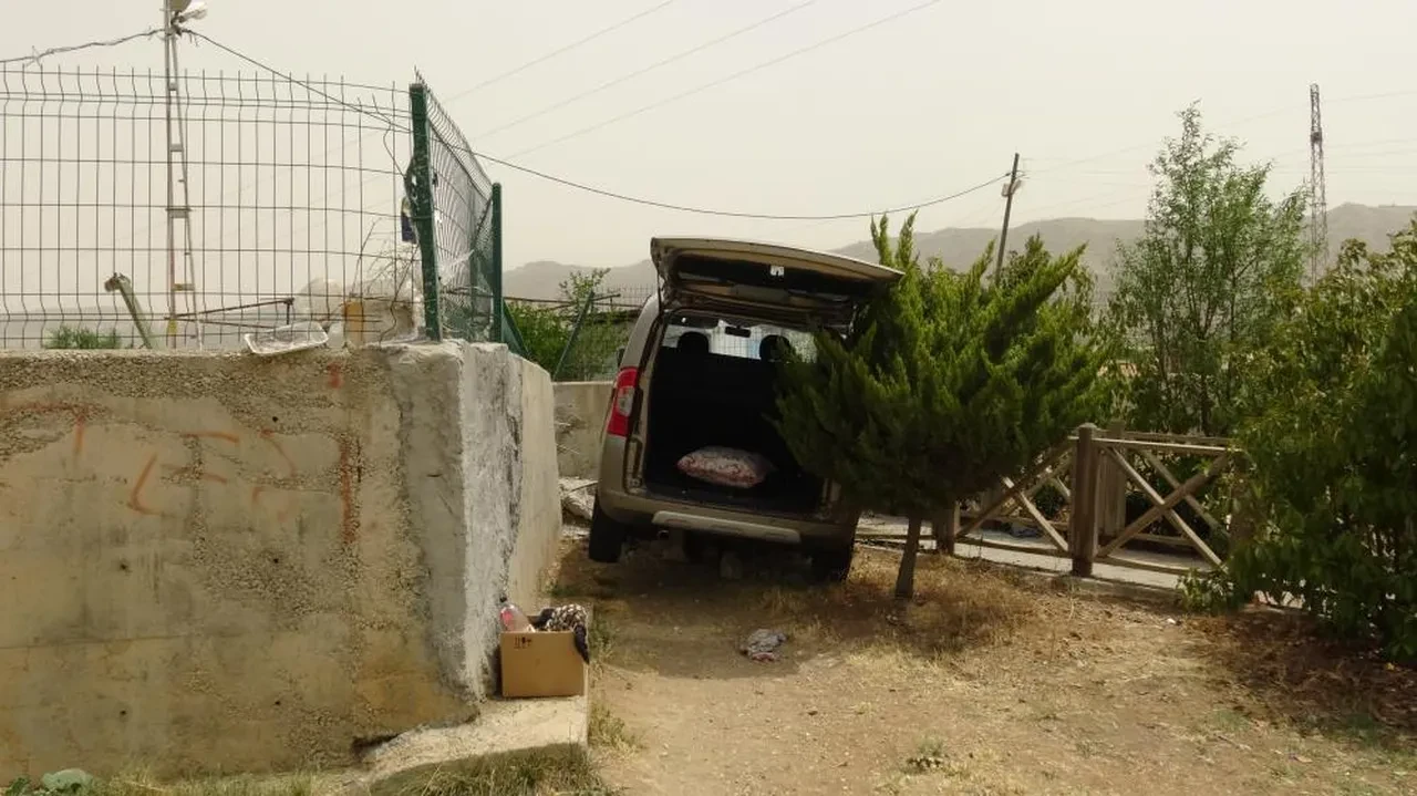 Virajı alamayan sürücü duvara tosladı!