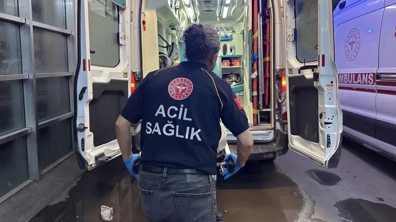 Akrebin soktuğu çocuk yaşam savaşı veriyor