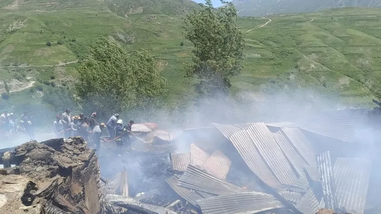 Bahçesaray'da ev yangını: Dumandan zehirlenen çocuk hayatını kaybetti
