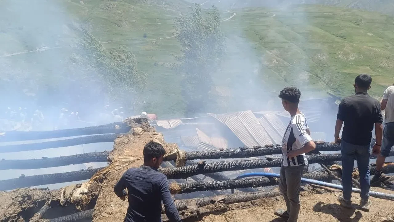 Bahçesaray'da ev yangını: Dumandan zehirlenen çocuk hayatını kaybetti