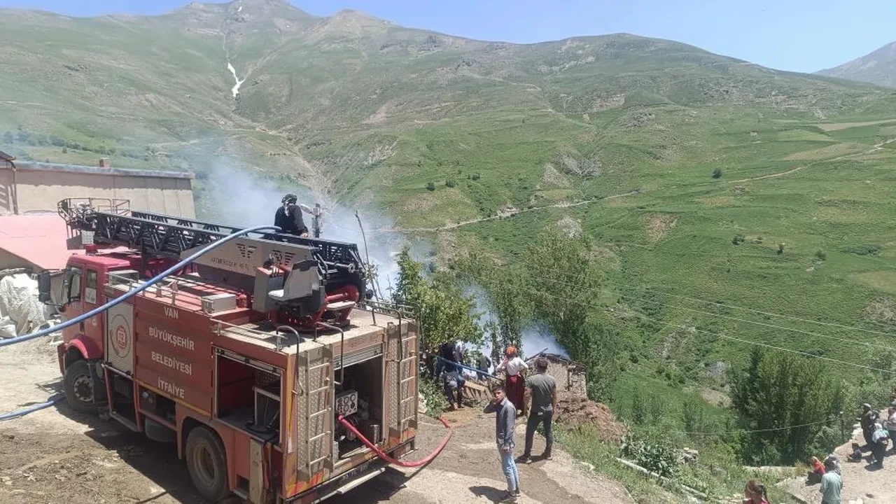 Bahçesaray'da ev yangını: Dumandan zehirlenen çocuk hayatını kaybetti