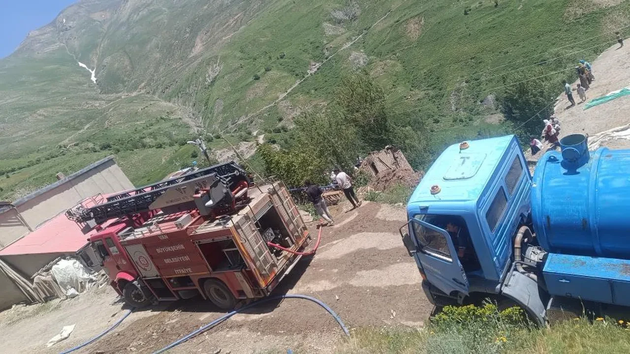 Bahçesaray'da ev yangını: Dumandan zehirlenen çocuk hayatını kaybetti