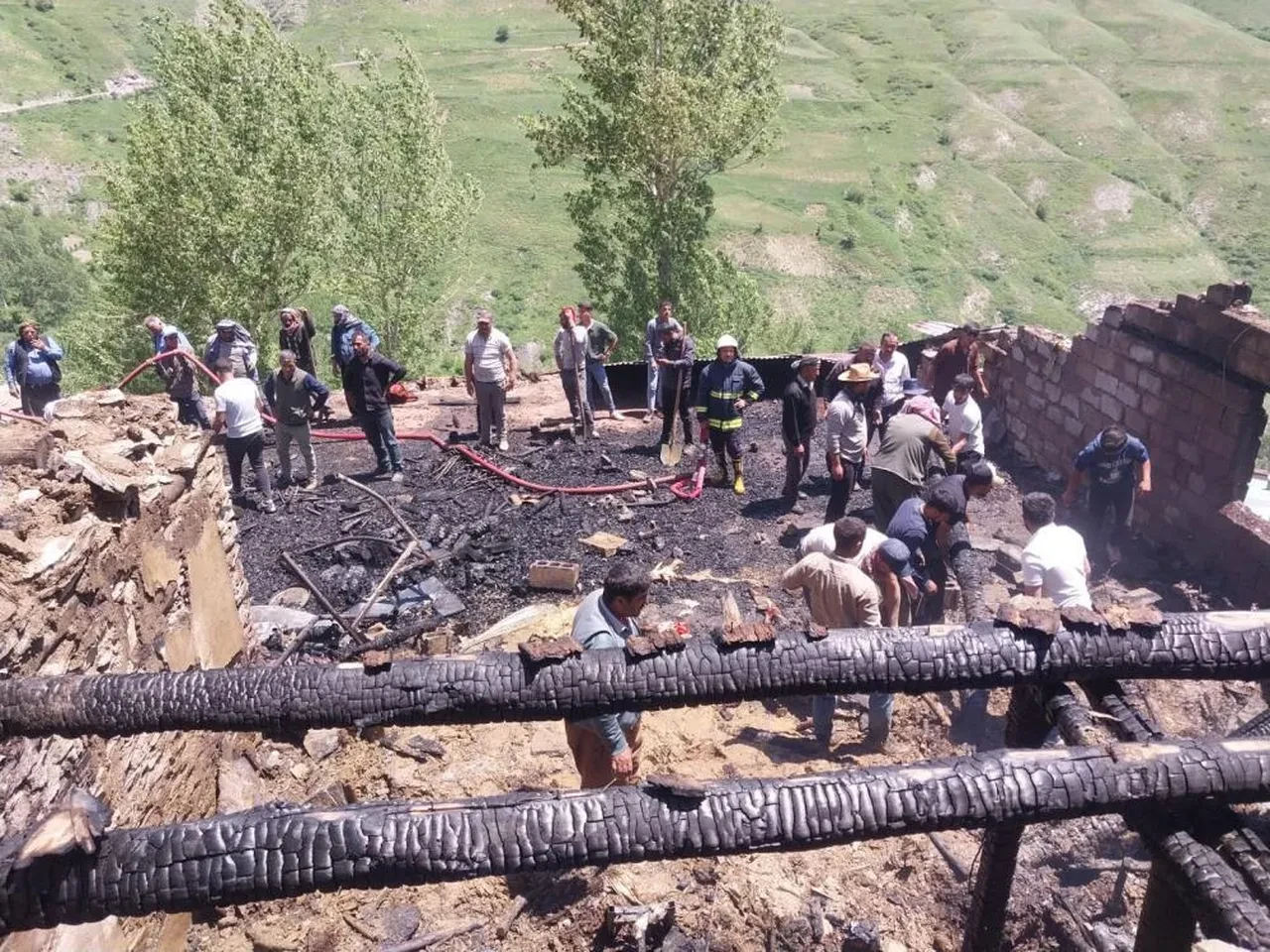 Bahçesaray'da ev yangını: Dumandan zehirlenen çocuk hayatını kaybetti