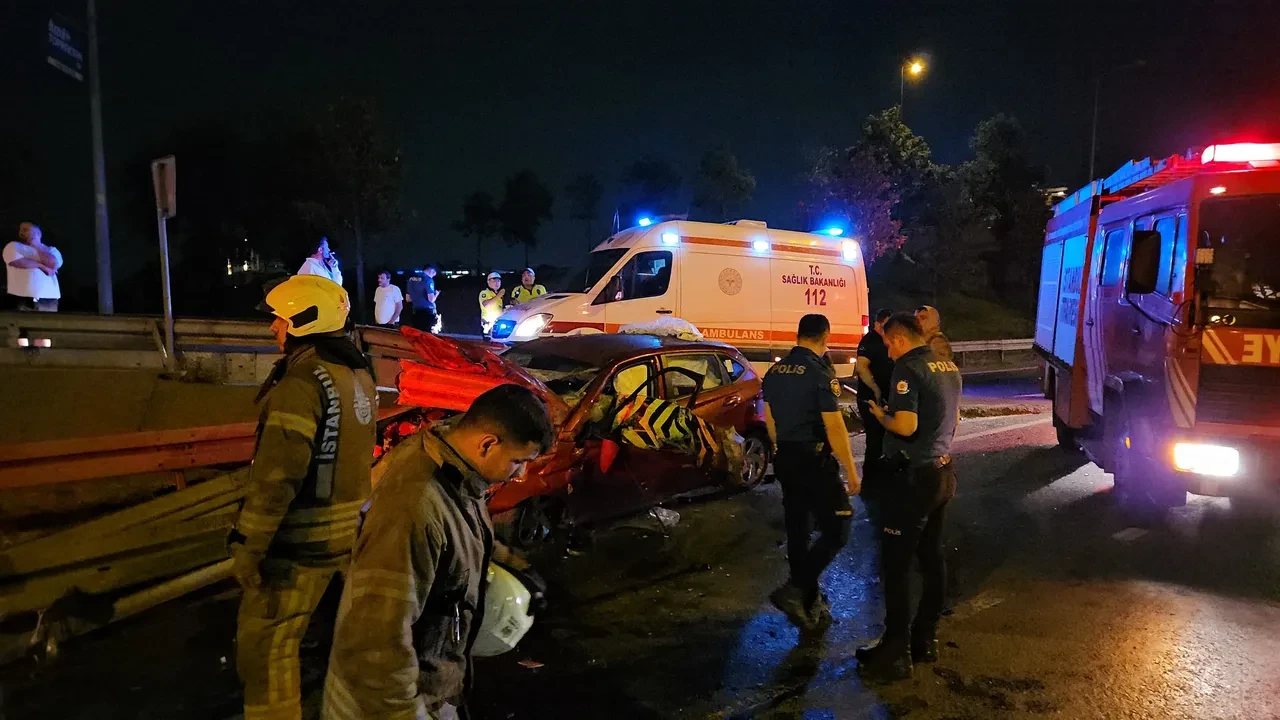 Bayrampaşa'da feci kaza! Bariyer otomobile ok gibi saplandı