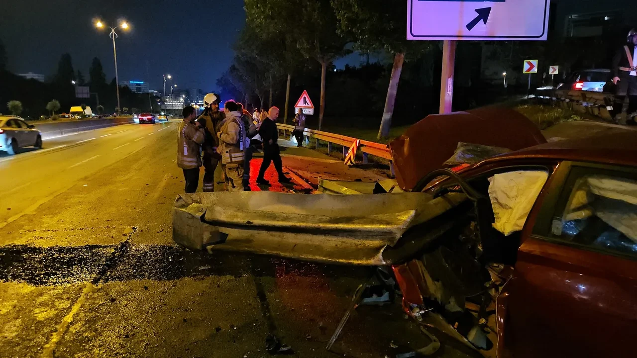 Bayrampaşa'da feci kaza! Bariyer otomobile ok gibi saplandı