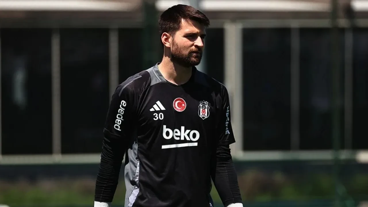 Beşiktaş'ın file bekçisi Ersin Destanoğlu evleniyor! Yüzüğü görenler "bonkör damat" yorumları yaptı 