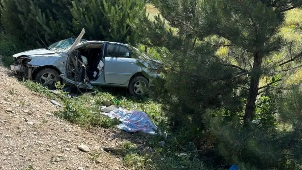 Beton bloğa çarpan otomobil sürücüsü olay yerinde hayatını kaybetti, 1 kişi yaralandı