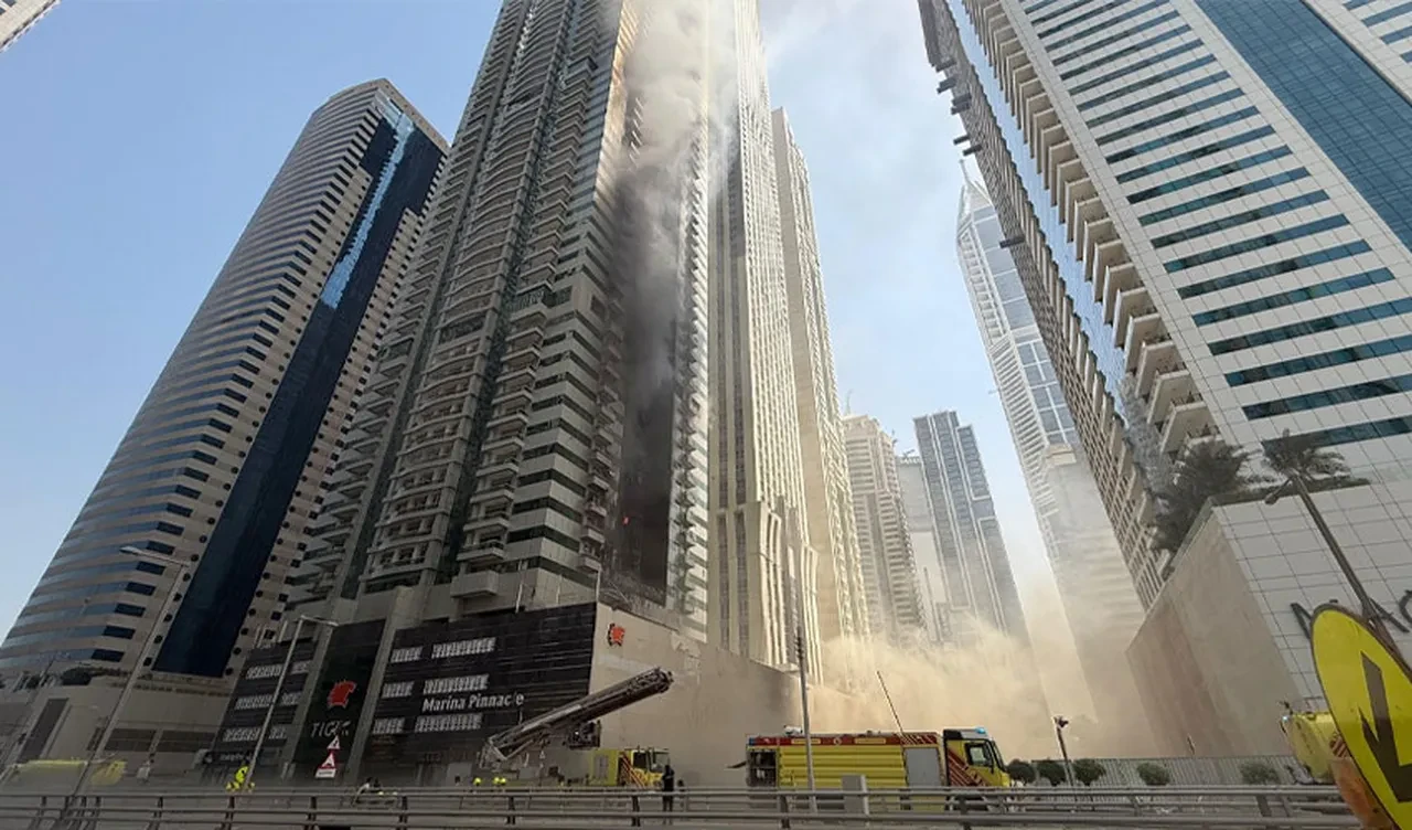 Dubai'de korkutan yangın! 67 katlı gökdelen alevlere teslim oldu