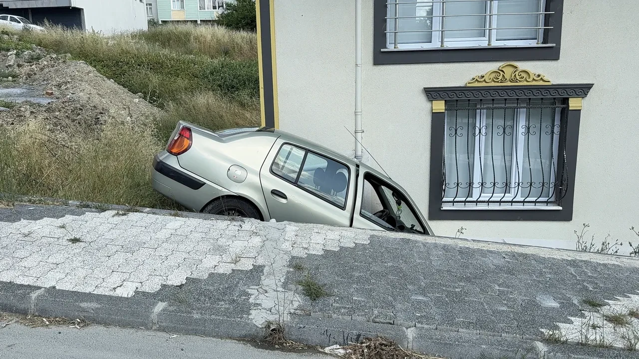 Düğün konvoyunda feci kaza! Fren yerine gaza basınca bina boşluğuna uçtu