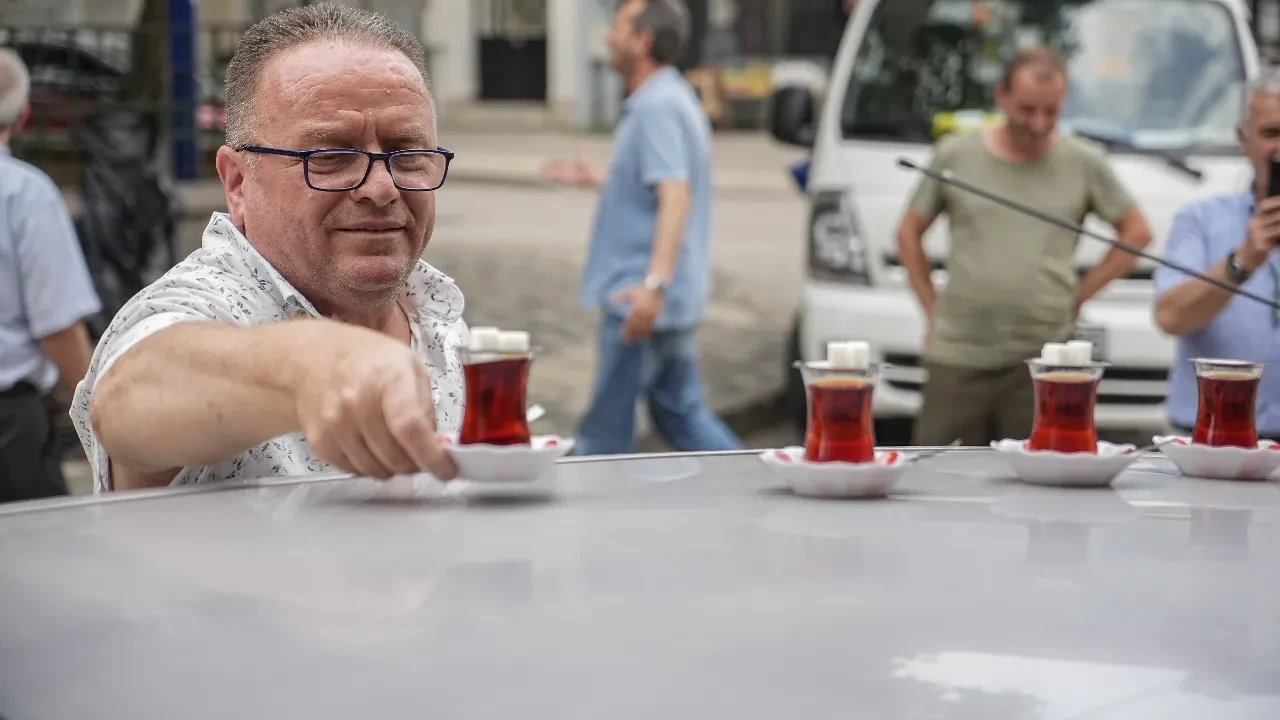 Görenler şaşkına döndü! Çayları taşıma yöntemi sosyal medyayı salladı