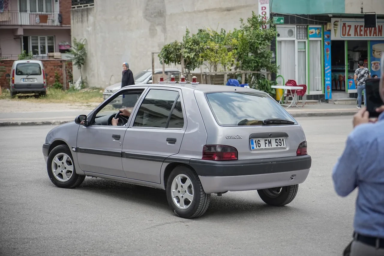 Görenler şaşkına döndü! Çayları taşıma yöntemi sosyal medyayı salladı