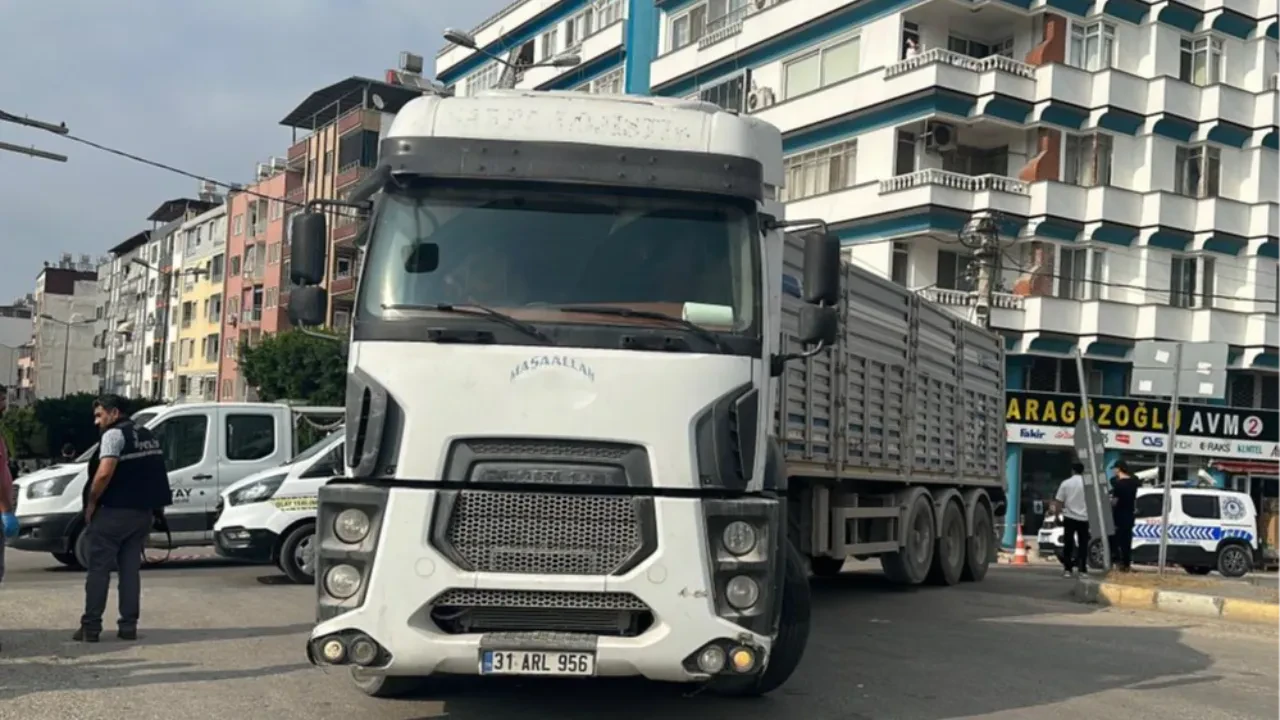 Hatay'da korkunç ölüm! Yolun karşısına geçerken TIR çarptı