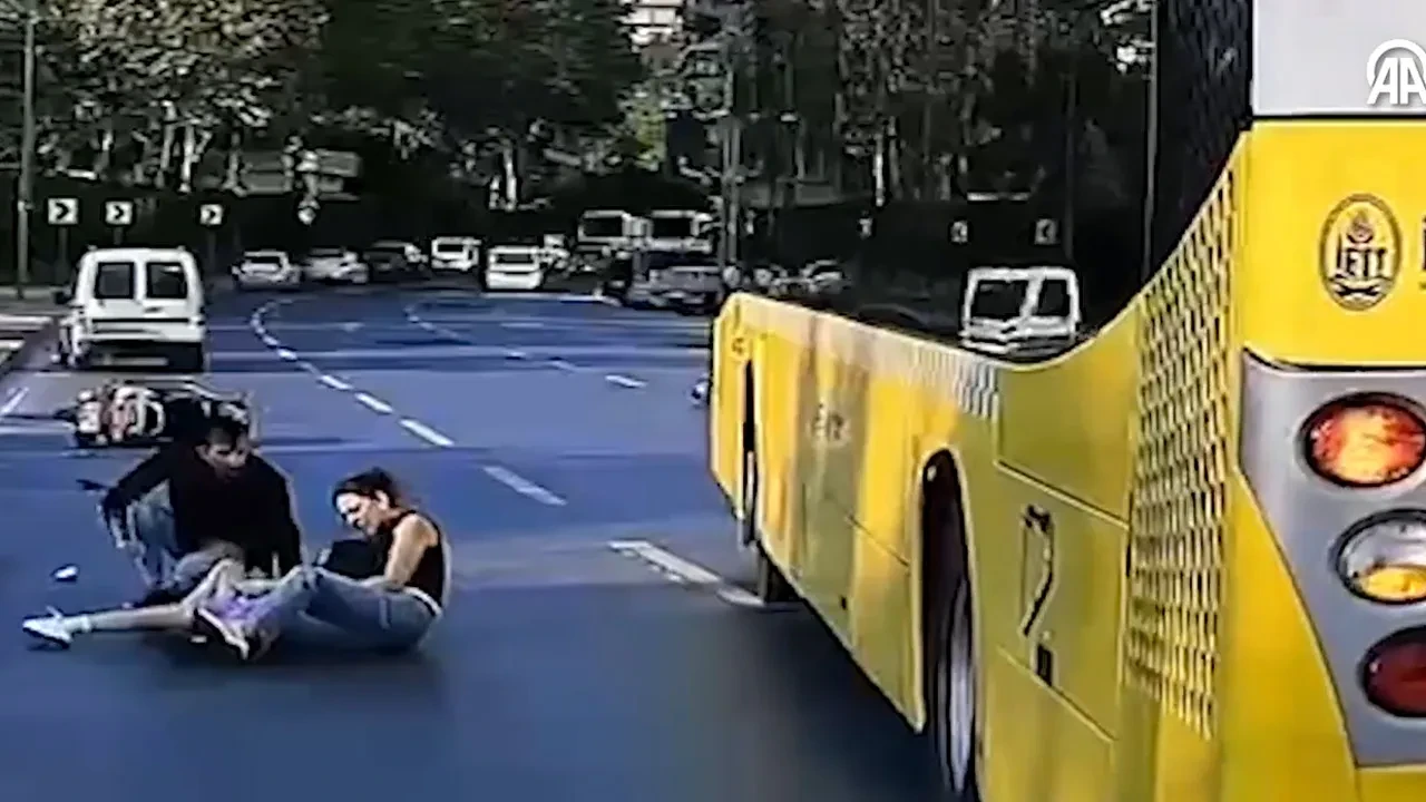 İETT otobüsü üstünde 3 kişi bulunan motora böyle çarptı