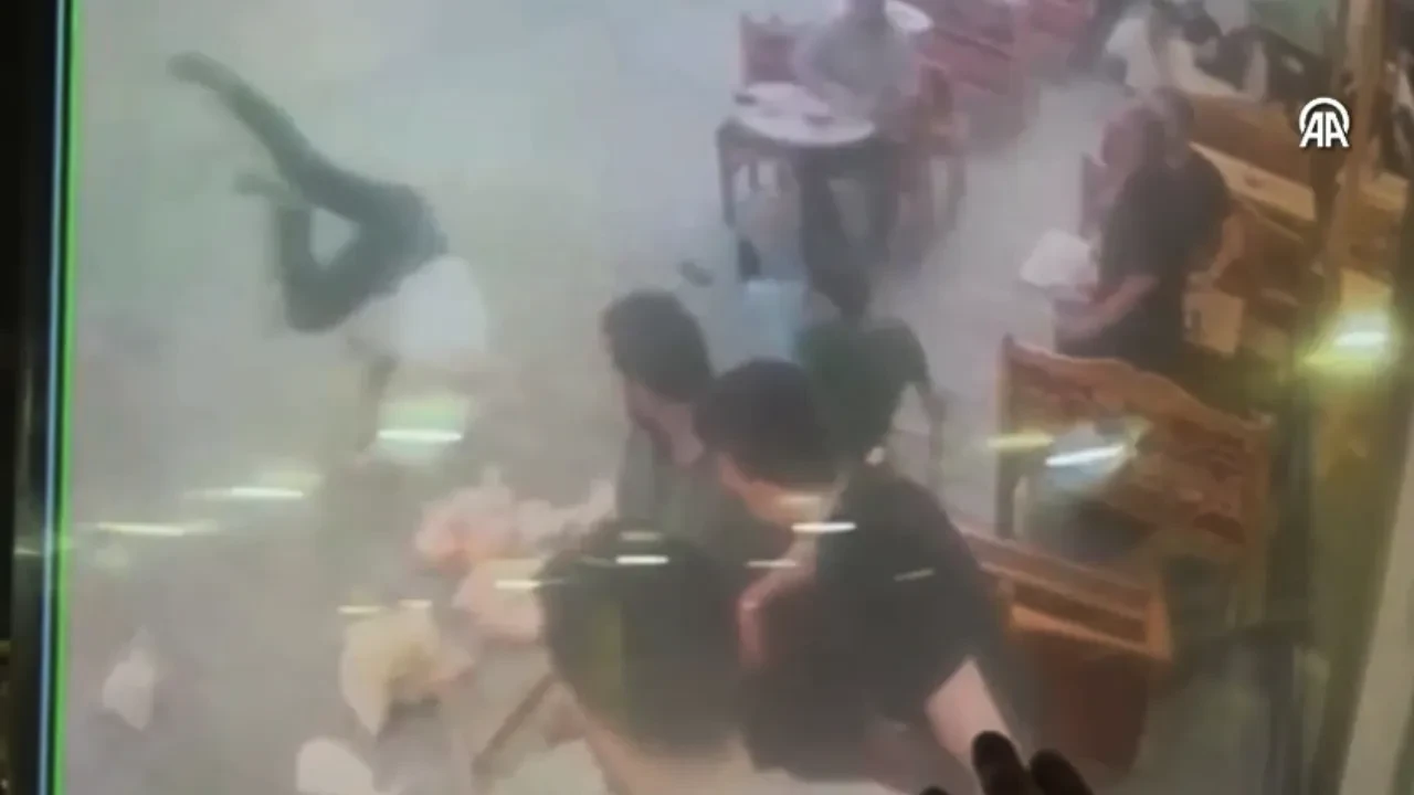 Kafede oturan müşterilerin arasına daldı! Yürekleri ağza getiren an!