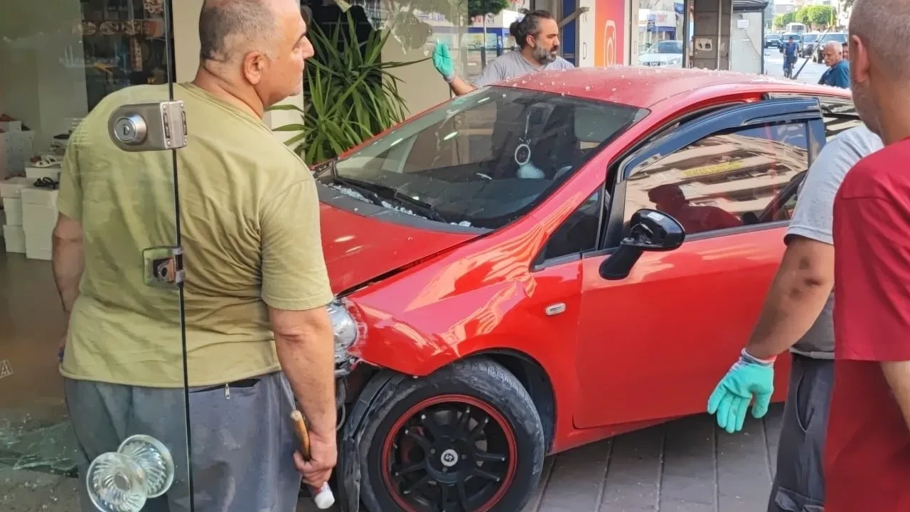 Kaldırımı aşıp içeri daldı: Ayakkabı mağazasına camdan girdi
