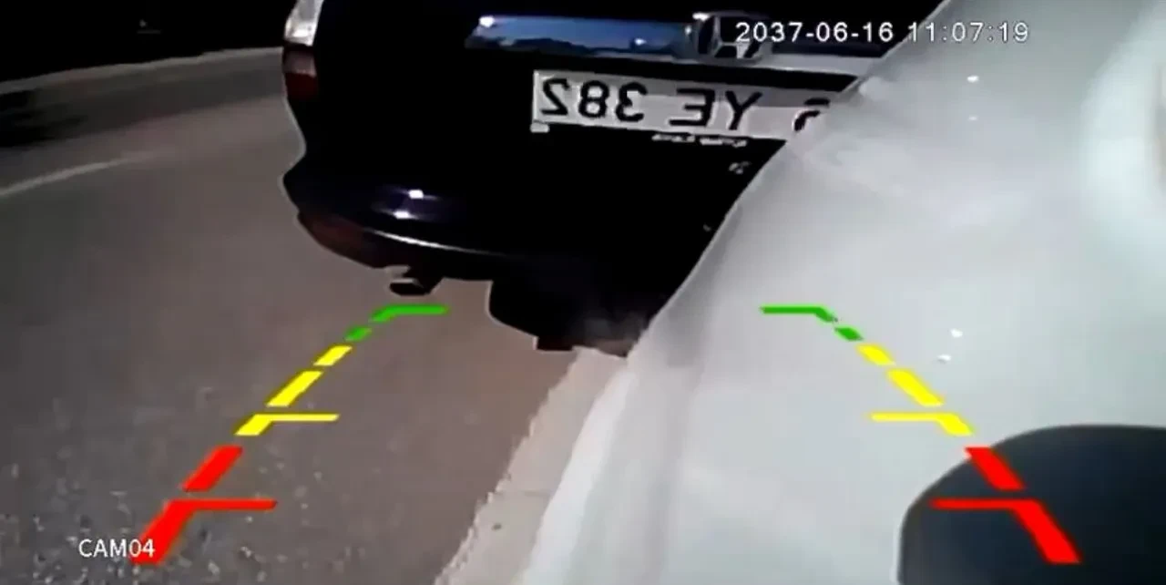 Makas atarak ilerleyen sürücüler dehşet saçtı! O anlar kamerada