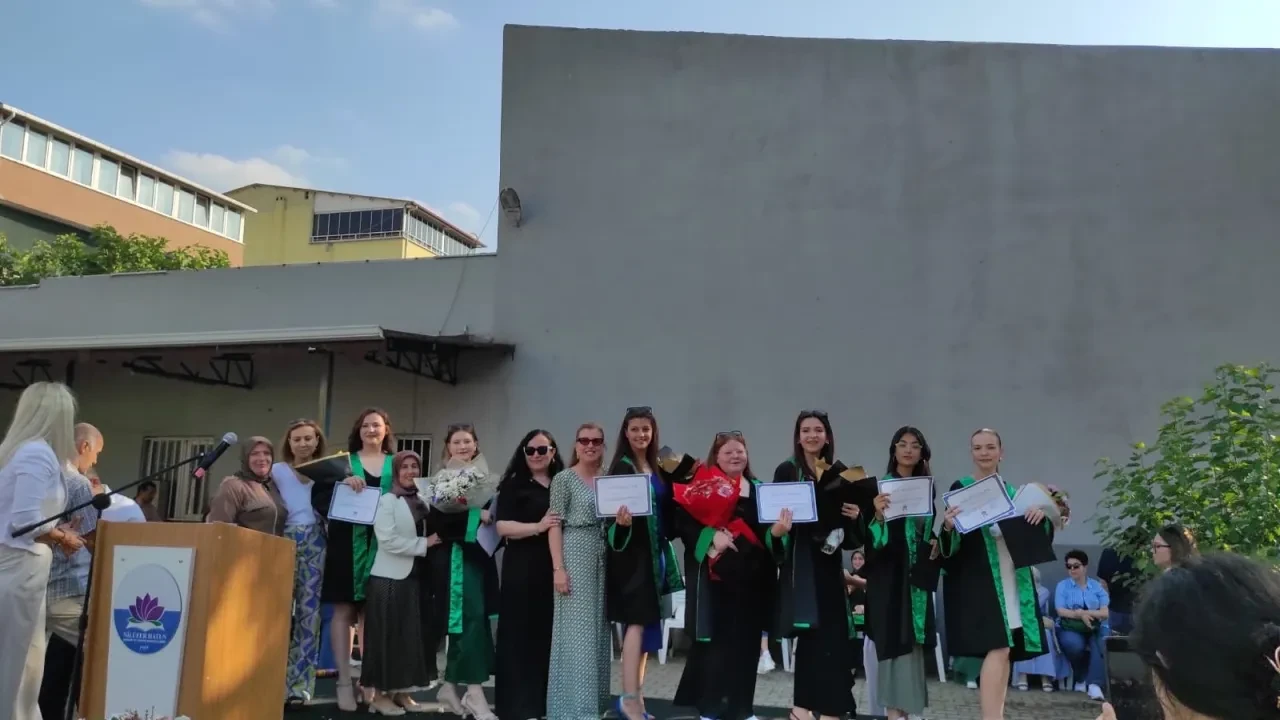 Okullarına gidemeseler de mezuniyetlerini bahçede kutladılar: Hem buruk hem coşkulu mezuniyet