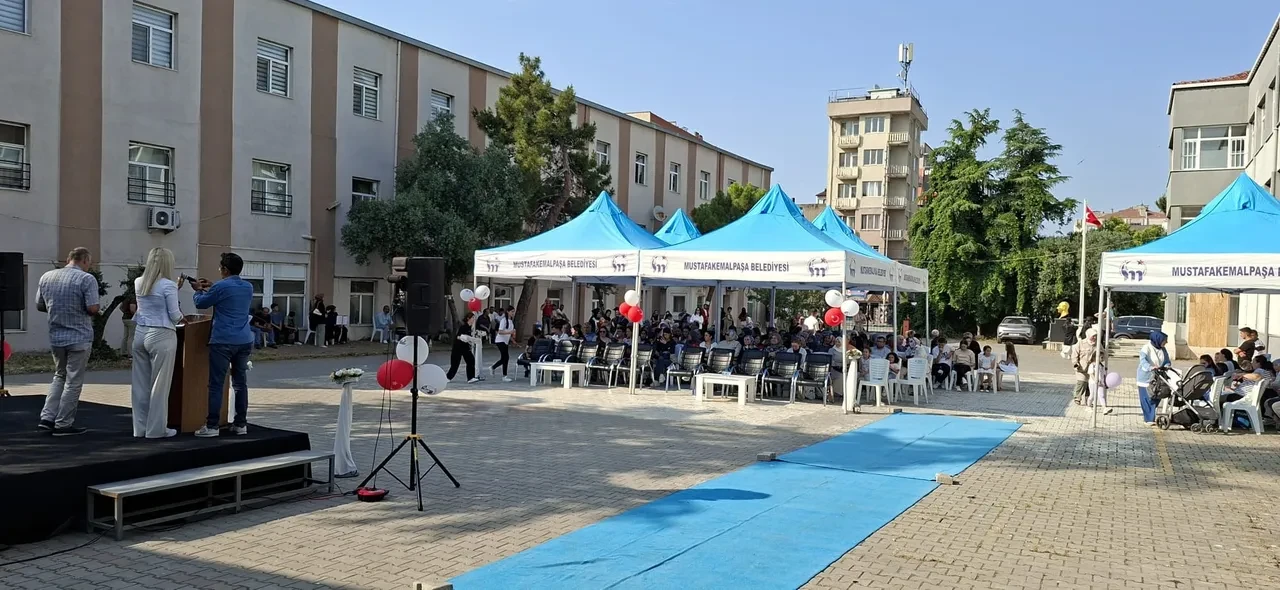 Okullarına gidemeseler de mezuniyetlerini bahçede kutladılar: Hem buruk hem coşkulu mezuniyet