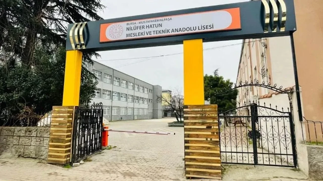 Okullarına gidemeseler de mezuniyetlerini bahçede kutladılar: Hem buruk hem coşkulu mezuniyet