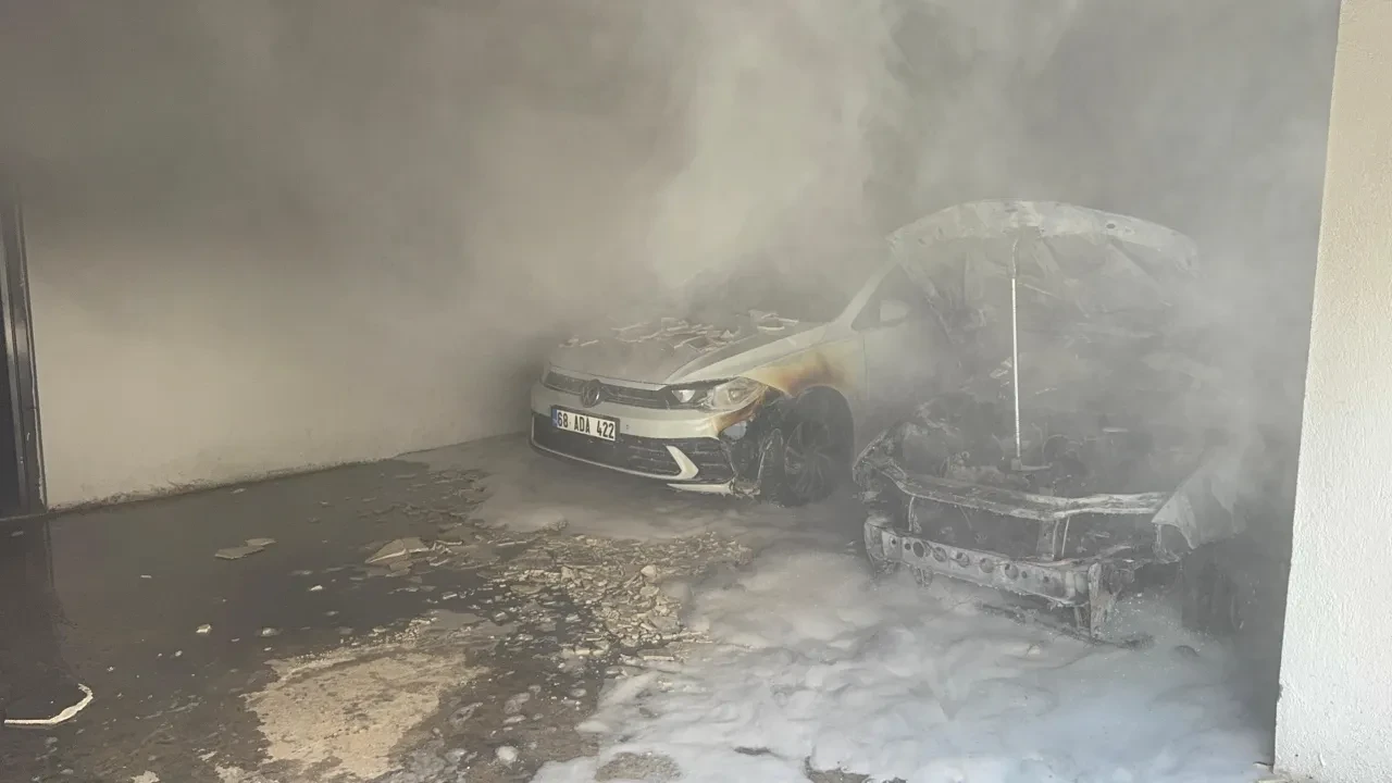 Otoparkta korkutan araç yangını: Korkudan bina boşaltıldı
