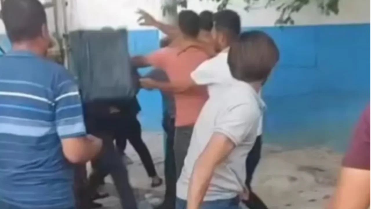 Pazarcıyla müşteri tartıştı, kadınlar da kavgaya karıştı