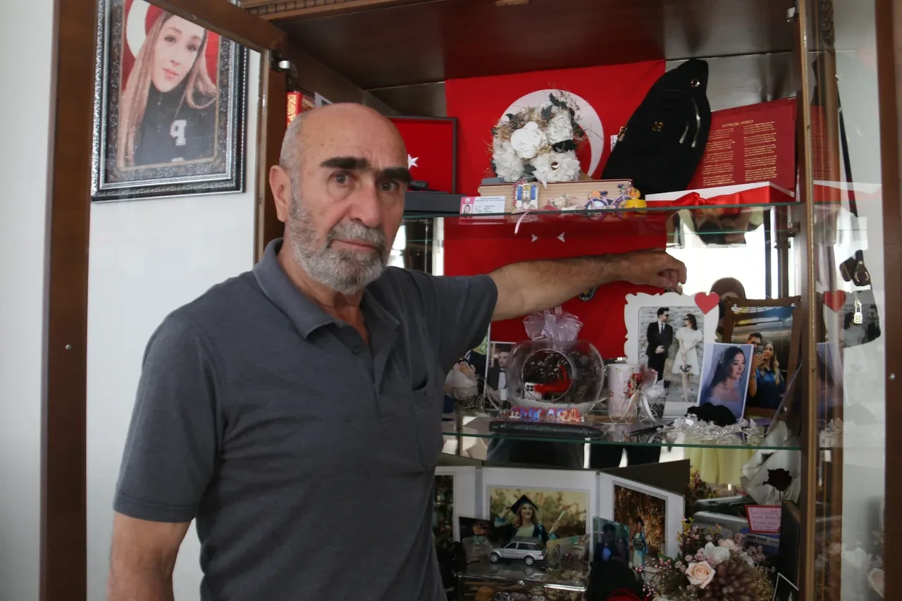 Şehit polis memuru Şeyda Yılmaz'ın babasının en buruk günü! Kızından kalan eşyalarla hasret giderdi