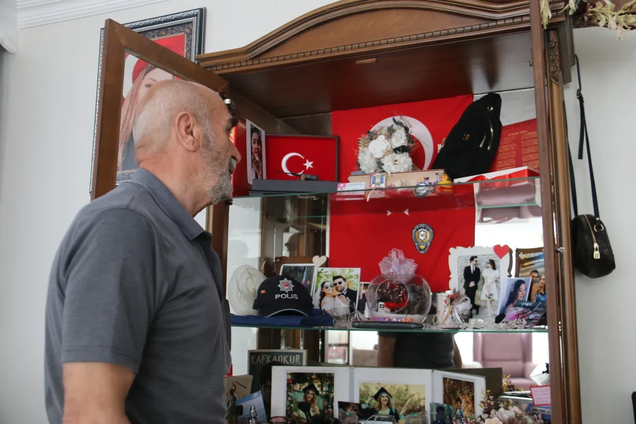 Şehit polis memuru Şeyda Yılmaz'ın babasının en buruk günü! Kızından kalan eşyalarla hasret giderdi
