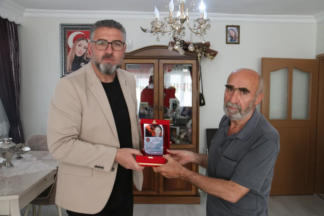 Şehit polis memuru Şeyda Yılmaz'ın babasının en buruk günü! Kızından kalan eşyalarla hasret giderdi