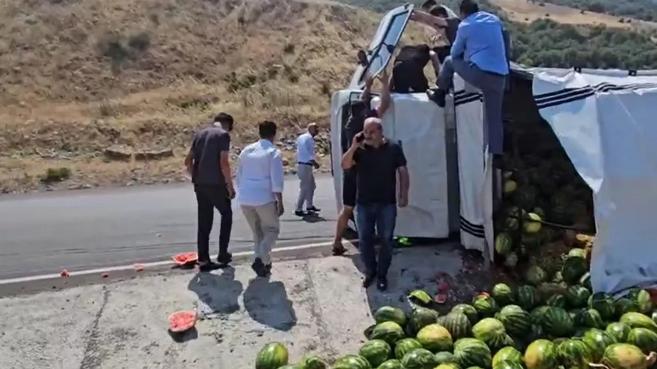 Virajı alamayan karpuz yüklü kamyonet yan yattı