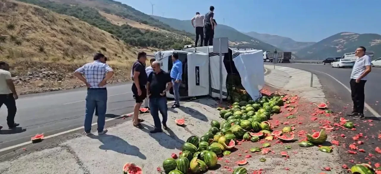 Virajı alamayan karpuz yüklü kamyonet yan yattı