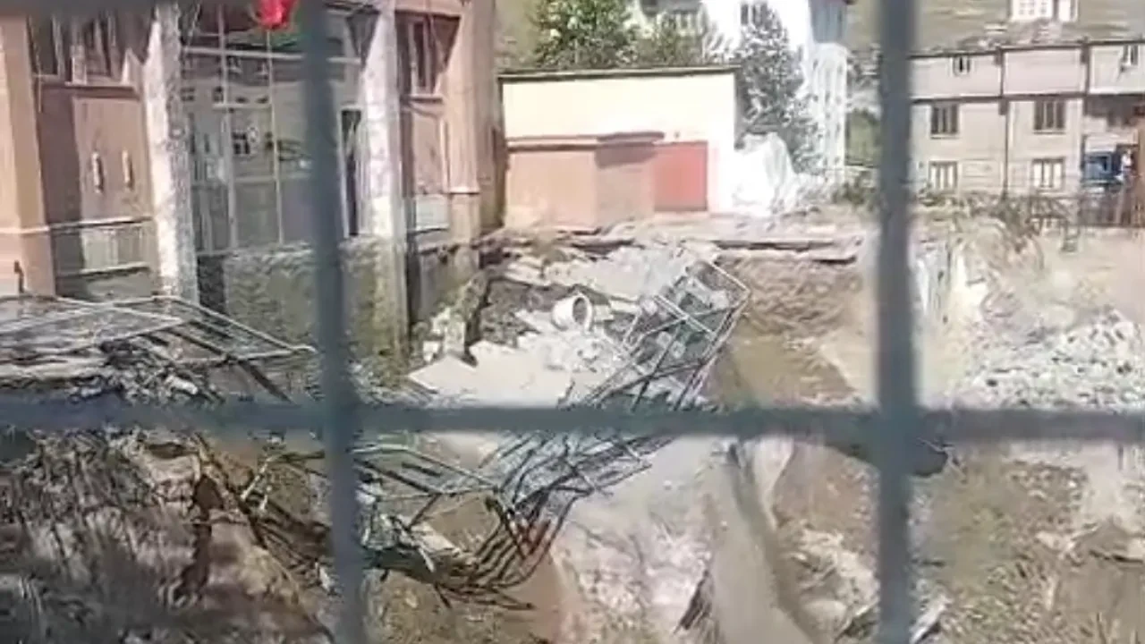 Adliye binasının girişinde çökme! 