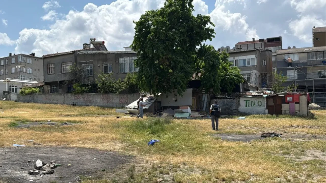 Bağcılar'da boş arazide erkek cesedi bulundu! Kamera kayıtları tuhaf ölümü gözler önüne serdi