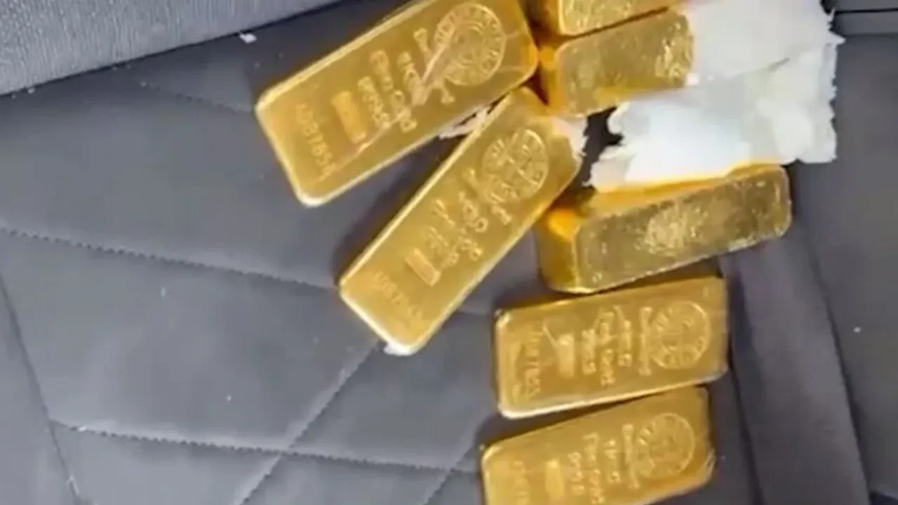 Ekipler gözlerine inanamadı! Aracından 7 külçe altın çıktı