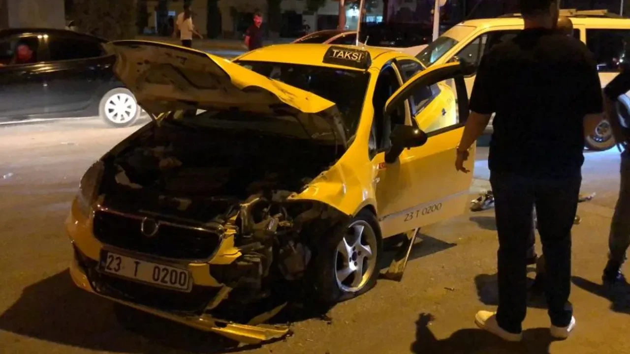 Elazığ'da gece saatlerinde trafik kazası 