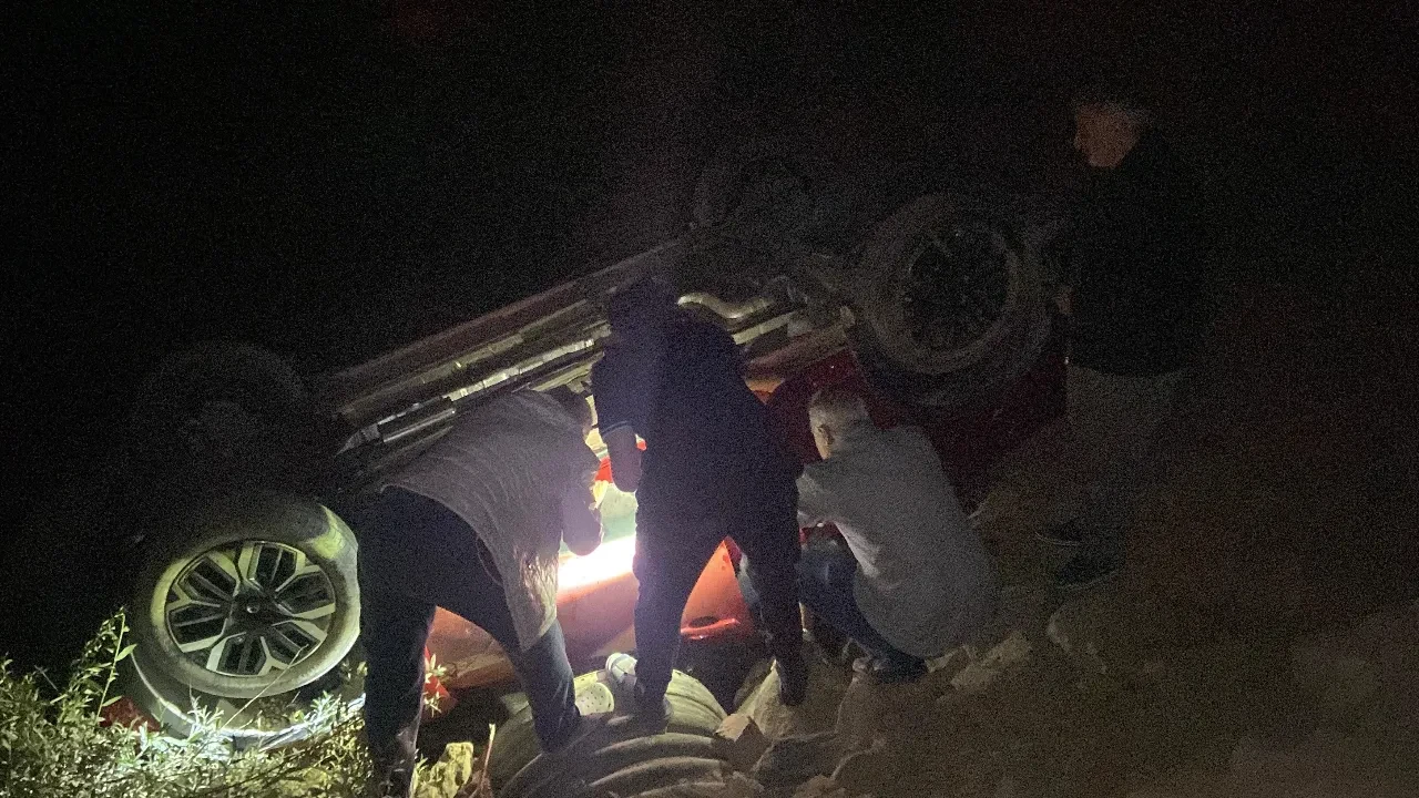 Erzincan'da feci kaza! Otomobil su kanalına uçtu: 4 yaralı