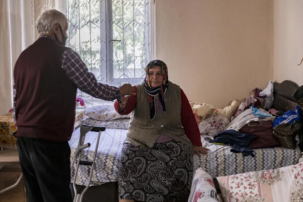 Evde bakım yardımı hesaplara yatıyor! Bakan Göktaş tutar vererek duyurdu