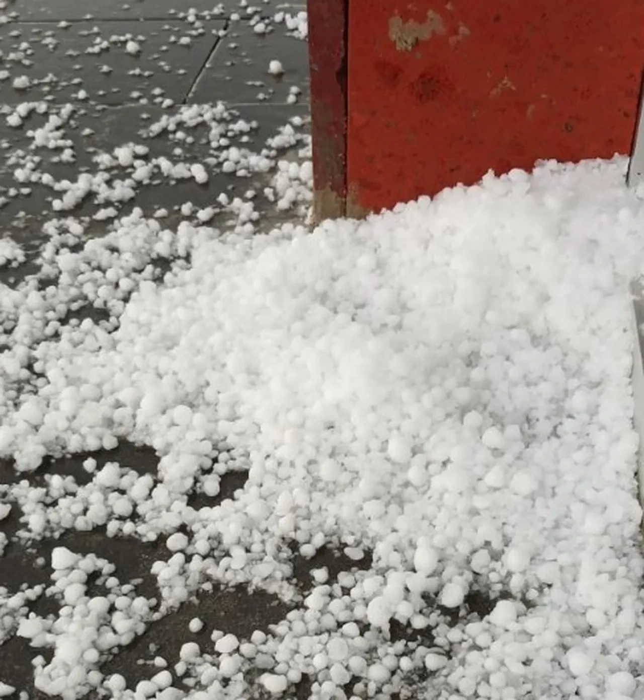 Haziran ayında dolu sürprizi! Eline brandayı alan dışarı fırladı