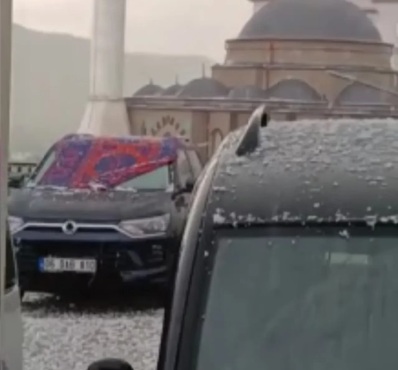 Haziran ayında dolu sürprizi! Eline brandayı alan dışarı fırladı