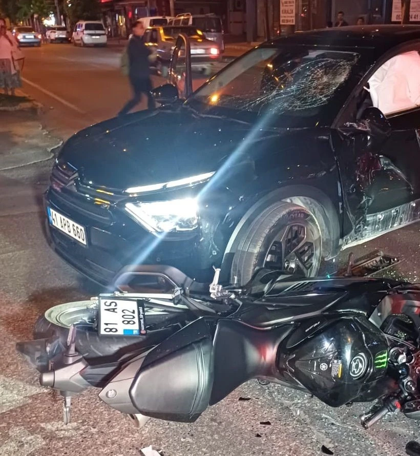 Bolu’da şok kaza! Motosiklet sürücüsü otomobilin üzerinde takla attı!