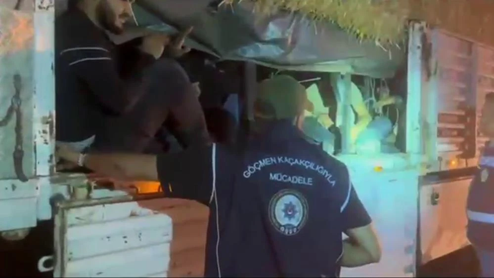 Kaçak göçmenler samanlıkta yakalandı!