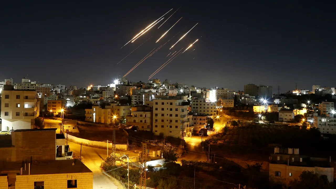 İran füzeleri İsrail'i vurdu! Tel Aviv'de patlama ve siren sesleri